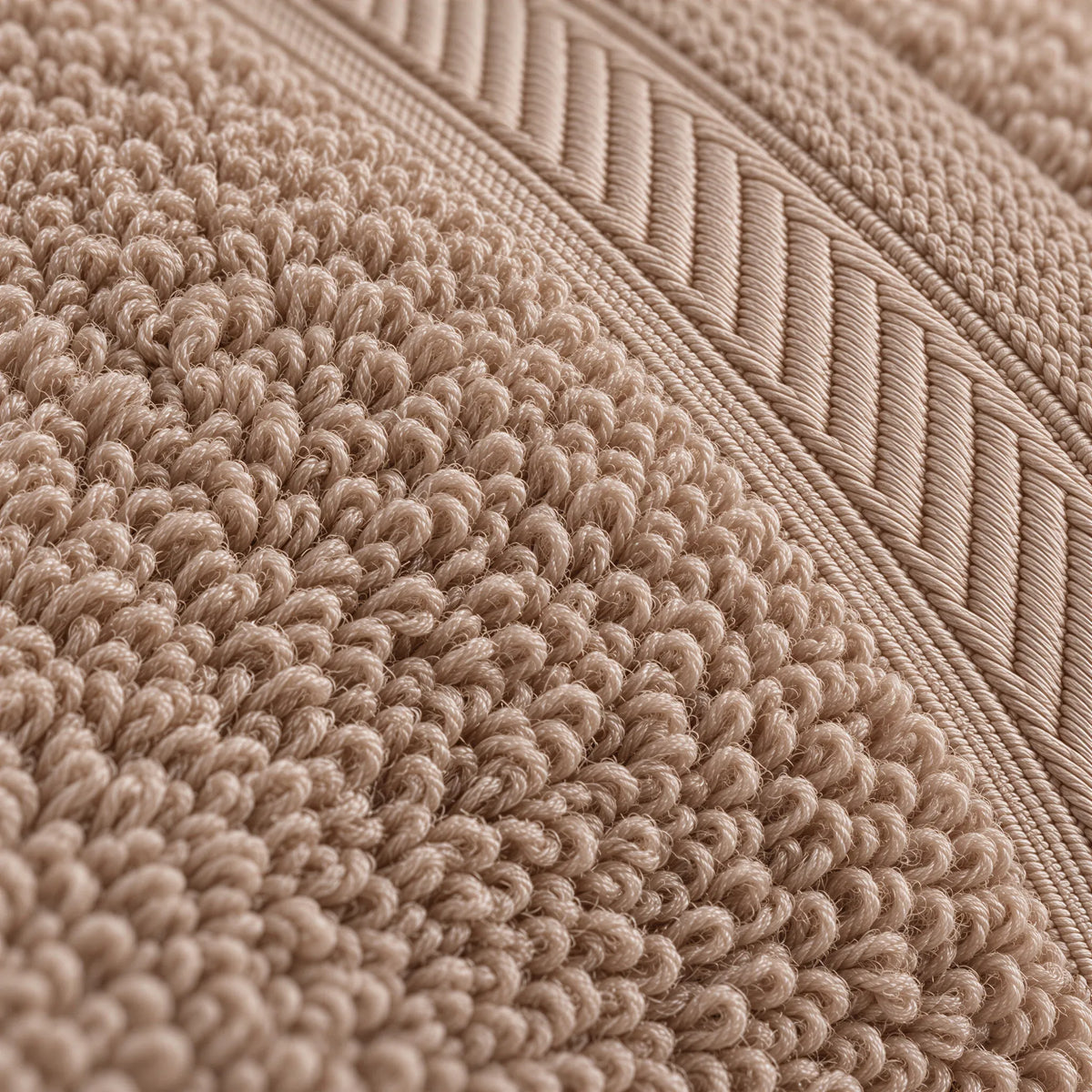 Nahaufnahme der weichen Frottee-Schlingen und der Bordüre – Badetuch Cappuccino-Braun