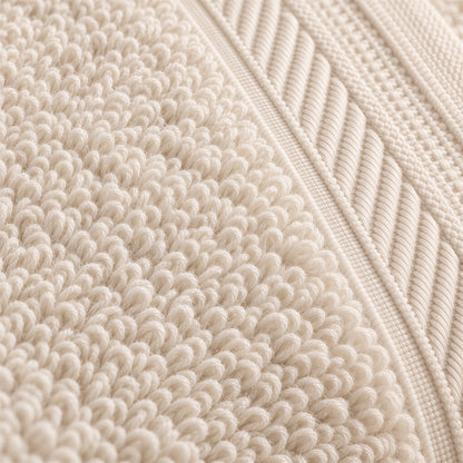 Nahaufnahme der weichen Frottee-Schlingen und der Bordüre – Badetuch Creme-Beige