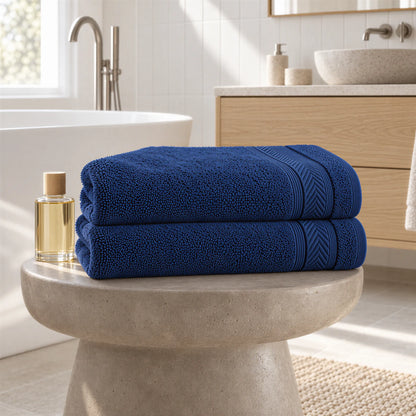 Badetuch Navy aus Walkfrottee im hellen Badezimmer