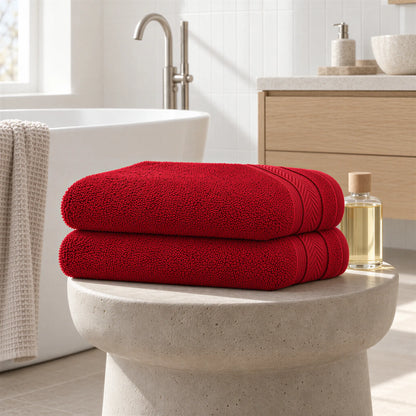Badetuch Rubinrot aus Walkfrottee im hellen Badezimmer