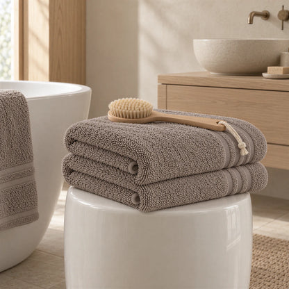 Badetuch taupe im hellen Badezimmer