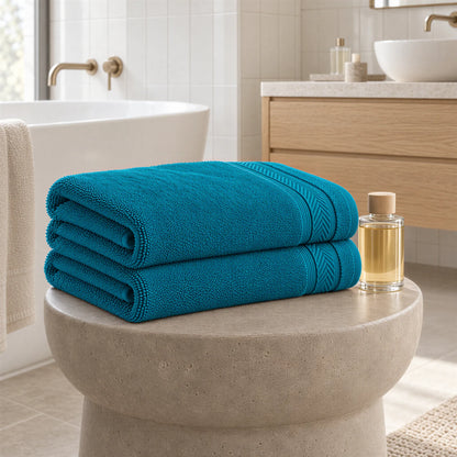 Badetuch Petrol aus Walkfrottee im hellen Badezimmer
