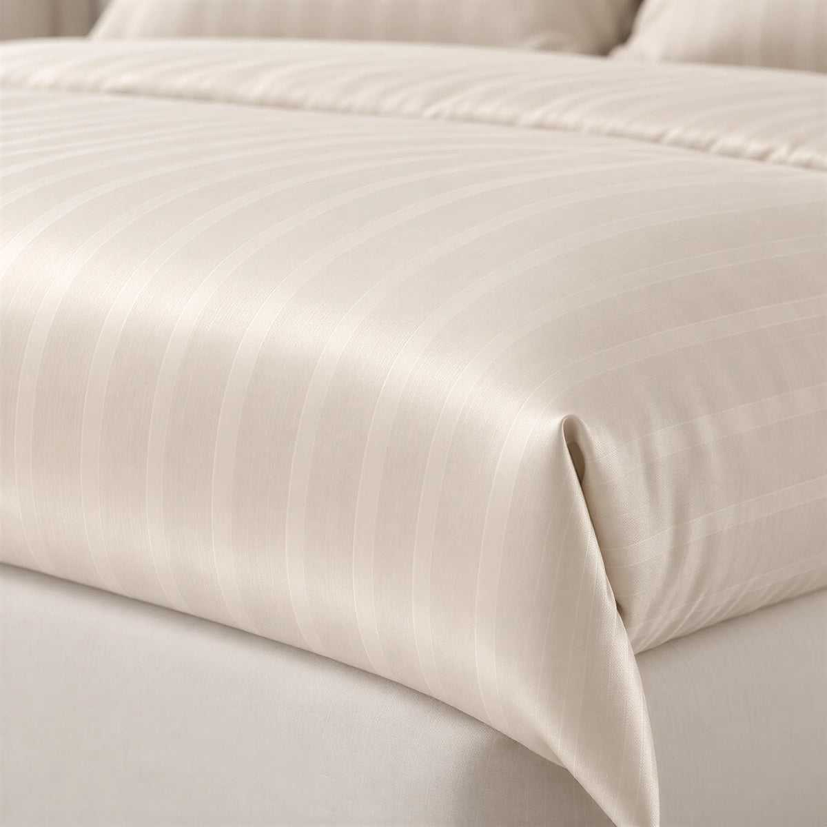 Bettbezug Mako-Satin champagner-beige mit Feinstreifen – Detail von Stoff und Verarbeitung