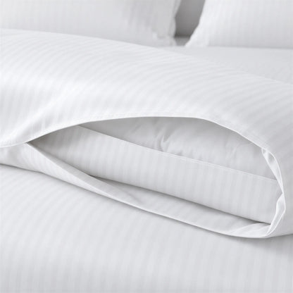 Bettbezug Mako-Satin weiß mit Feinstreifen – Detail von Stoff und Verarbeitung