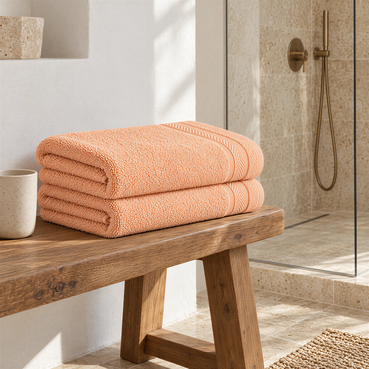 Duschtuch Apricot aus Walkfrottee im hellen Badezimmer