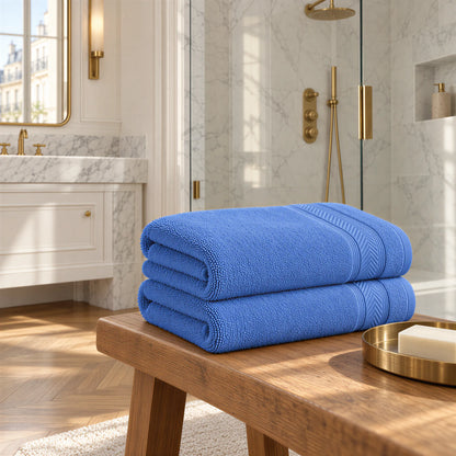 Duschtuch Azurblau aus Walkfrottee im hellen Badezimmer