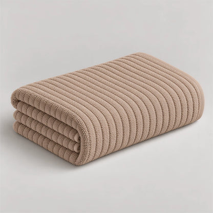 Duschtuch cappuccino braun aus Zwirnfrottee, 70 x 140 cm, gefaltet auf hellgrauem Hintergrund