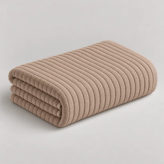Duschtuch cappuccino braun aus Zwirnfrottee, 70 x 140 cm, gefaltet auf hellgrauem Hintergrund