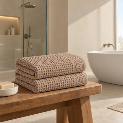 Duschtuch cappuccino braun aus Zwirnfrottee im hellen Badezimmer