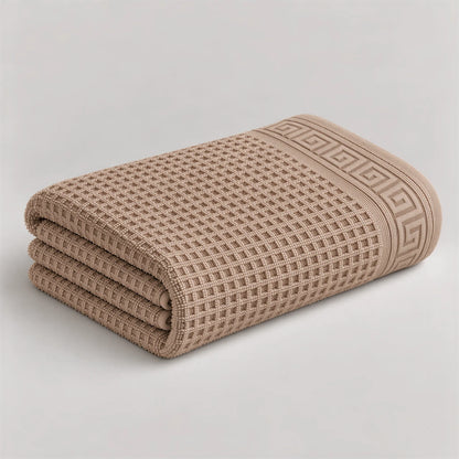 Duschtuch cappuccino braun aus Zwirnfrottee, 70 x 140 cm, gefaltet auf hellgrauem Hintergrund