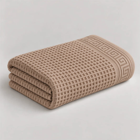 Duschtuch cappuccino braun aus Zwirnfrottee, 70 x 140 cm, gefaltet auf hellgrauem Hintergrund