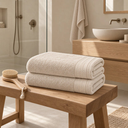 Duschtuch Creme-Beige aus Walkfrottee im hellen Badezimmer