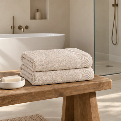 Duschtuch creme beige im hellen Badezimmer