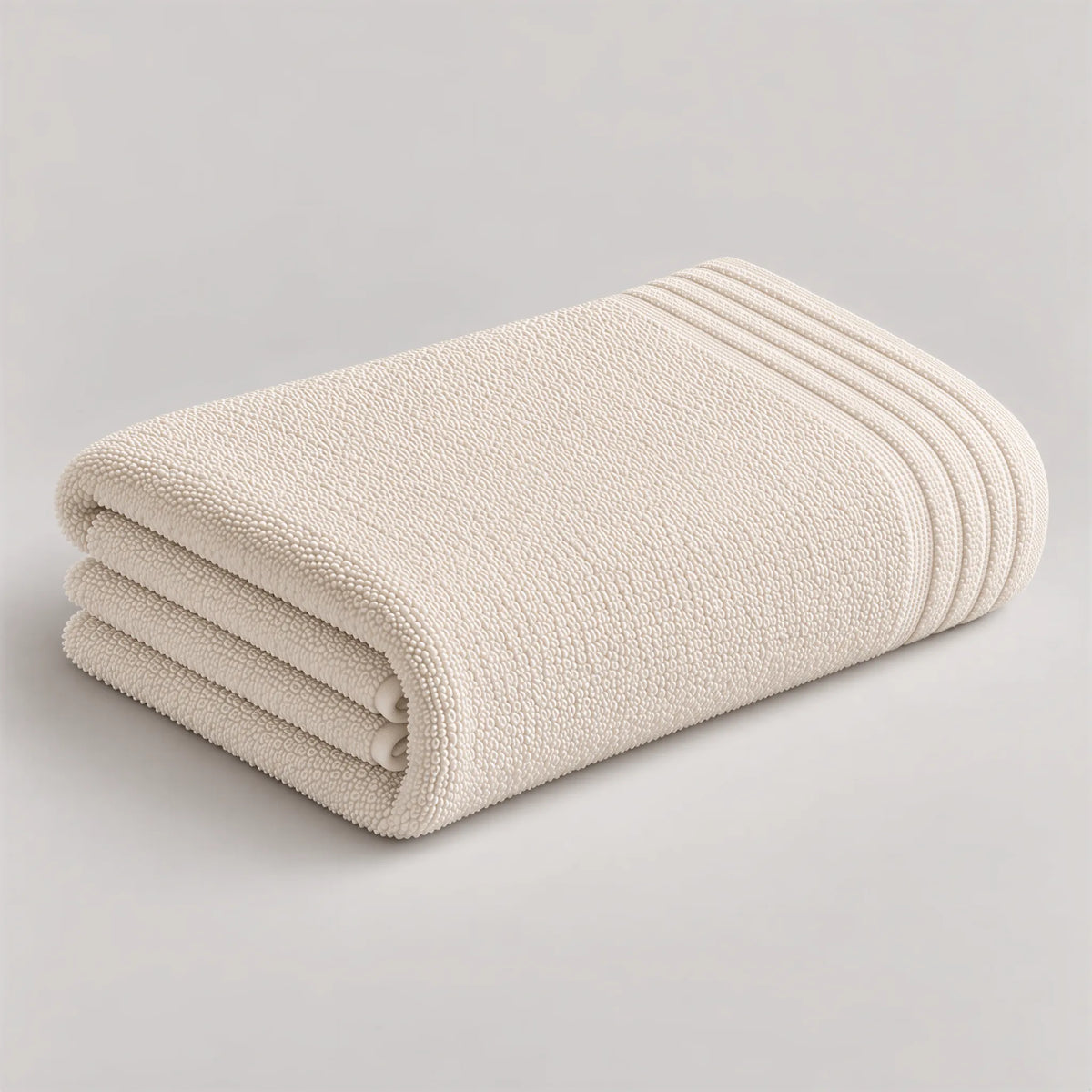 Duschtuch creme beige aus Zwirnfrottee, 70 x 140 cm, gefaltet auf hellgrauem Hintergrund