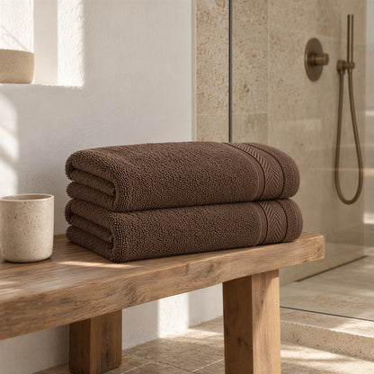 Duschtuch Mocca aus Walkfrottee im hellen Badezimmer