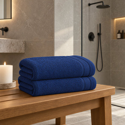 Duschtuch Navy aus Walkfrottee im hellen Badezimmer