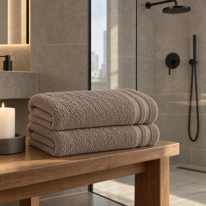 Duschtuch taupe im hellen Badezimmer