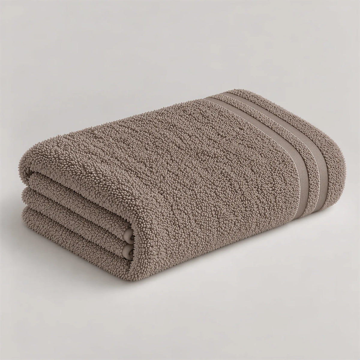 Duschtuch taupe aus Walkfrottee, 70 x 140 cm, gefaltet auf hellgrauem Hintergrund