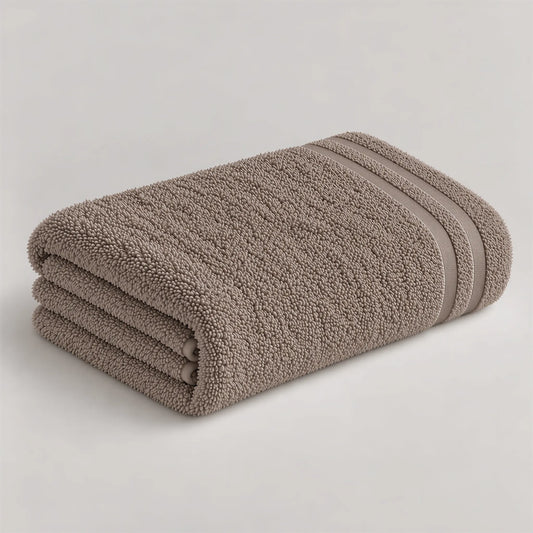Duschtuch taupe aus Walkfrottee, 70 x 140 cm, gefaltet auf hellgrauem Hintergrund