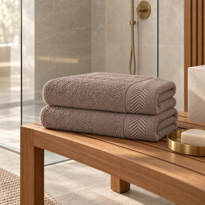 Duschtuch taupe im hellen Badezimmer