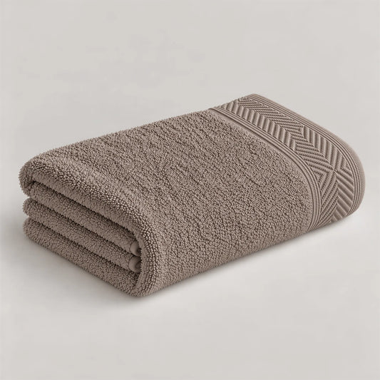 Duschtuch taupe aus Walkfrottee, 70 x 140 cm, gefaltet auf hellgrauem Hintergrund