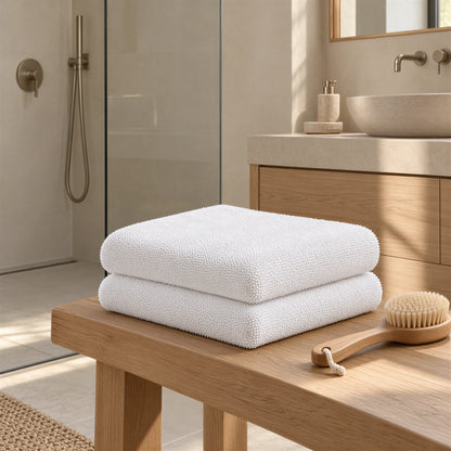 Duschtuch weiß aus Zwirnfrottee im hellen Badezimmer