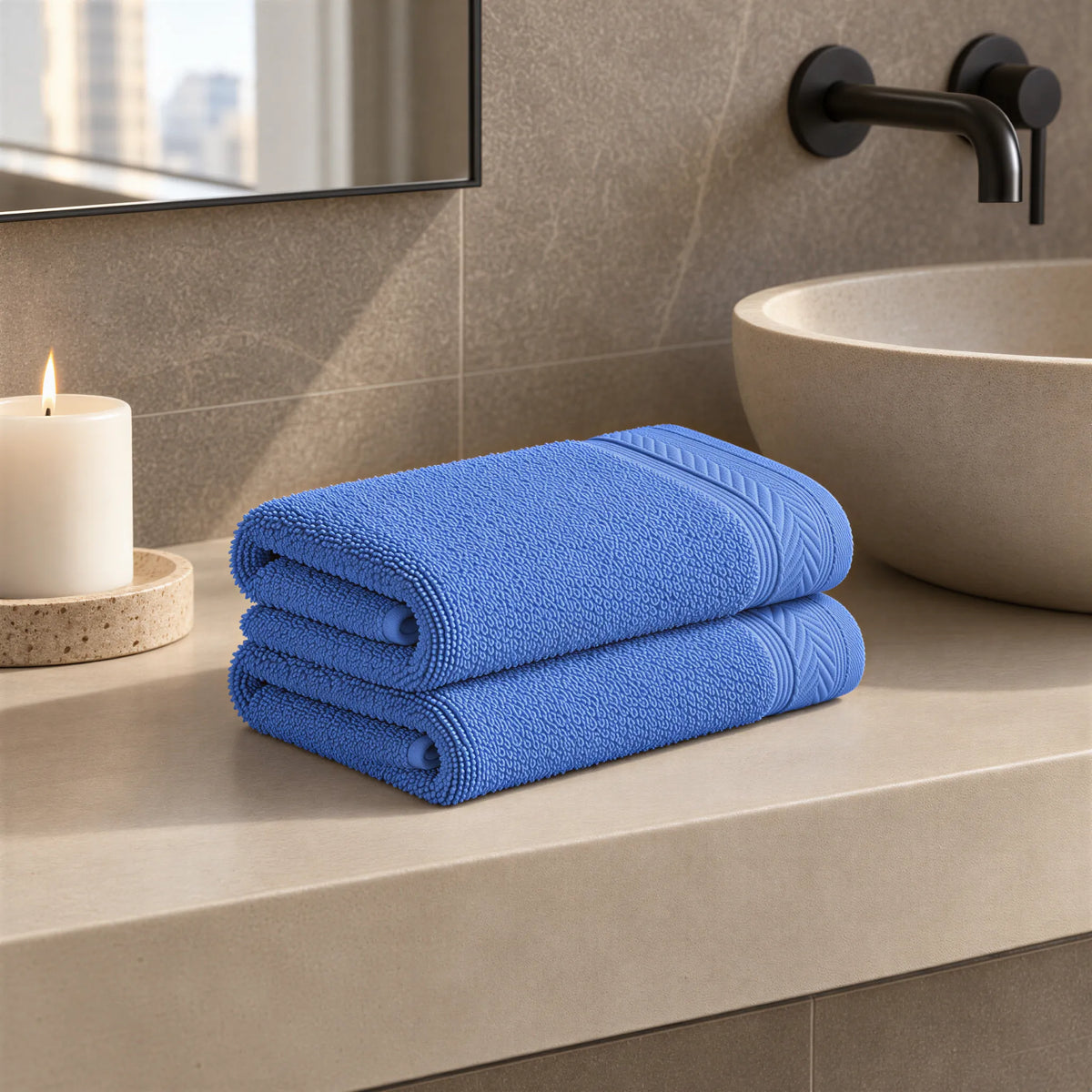 Gästetuch Azurblau aus Walkfrottee im hellen Badezimmer