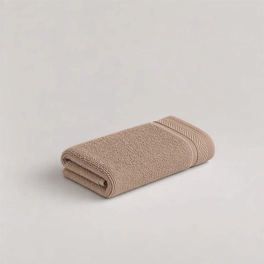 Gästetuch Cappuccino-Braun aus Walkfrottee, 30 x 50 cm, gefaltet auf hellgrauem Hintergrund
