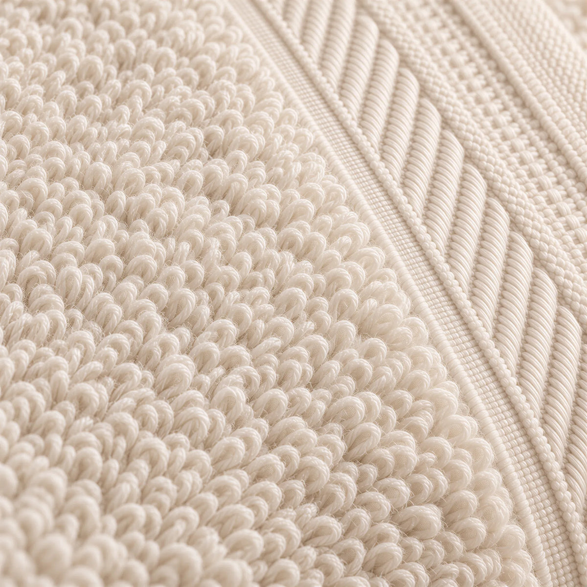 Nahaufnahme der weichen Frottee-Schlingen und der Bordüre – Gästetuch Creme-Beige
