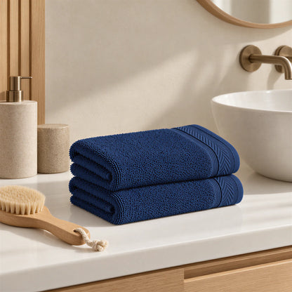 Gästetuch Navy aus Walkfrottee im hellen Badezimmer