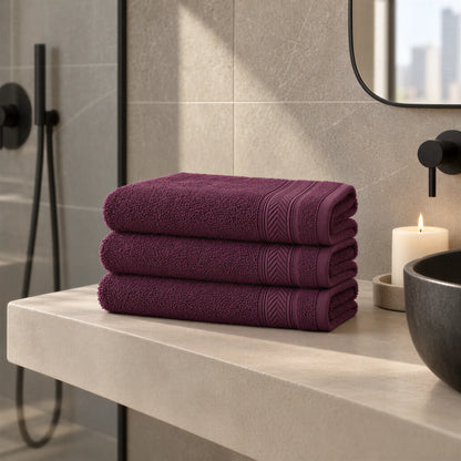 Handtuch Aubergine aus Walkfrottee im hellen Badezimmer