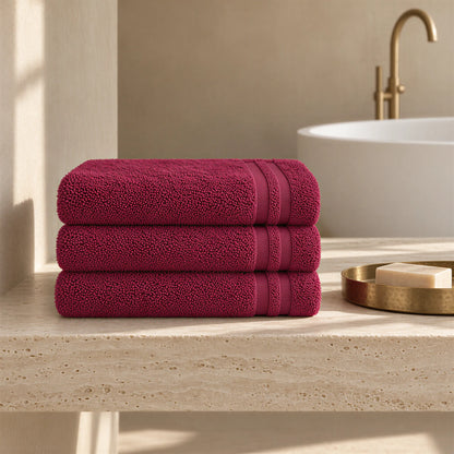 Handtuch beere im hellen Badezimmer