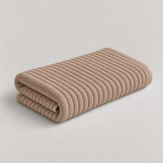 Handtuch cappuccino braun aus Zwirnfrottee, 50 x 100 cm, gefaltet auf hellgrauem Hintergrund