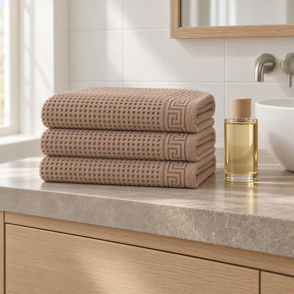 Handtuch cappuccino braun aus Zwirnfrottee im hellen Badezimmer