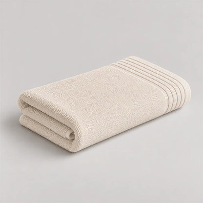 Handtuch creme beige aus Zwirnfrottee, 50 x 100 cm, gefaltet auf hellgrauem Hintergrund