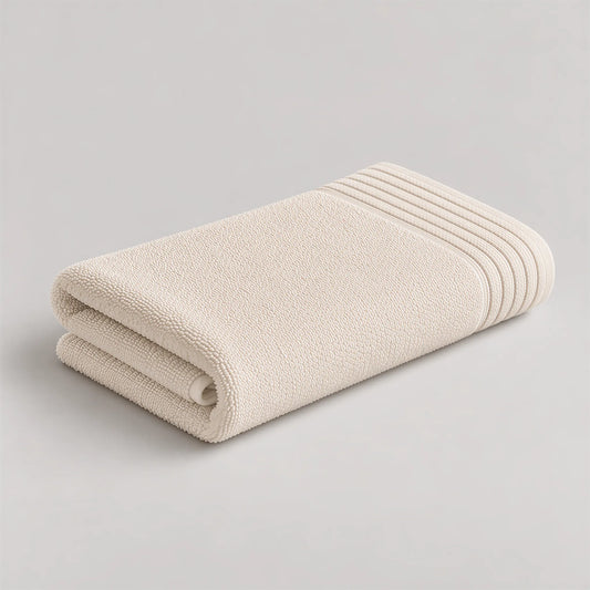 Handtuch creme beige aus Zwirnfrottee, 50 x 100 cm, gefaltet auf hellgrauem Hintergrund