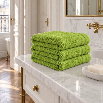 Handtuch kiwigrün im hellen Badezimmer