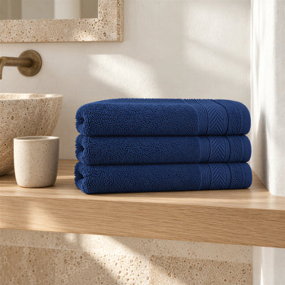 Handtuch Navy aus Walkfrottee im hellen Badezimmer