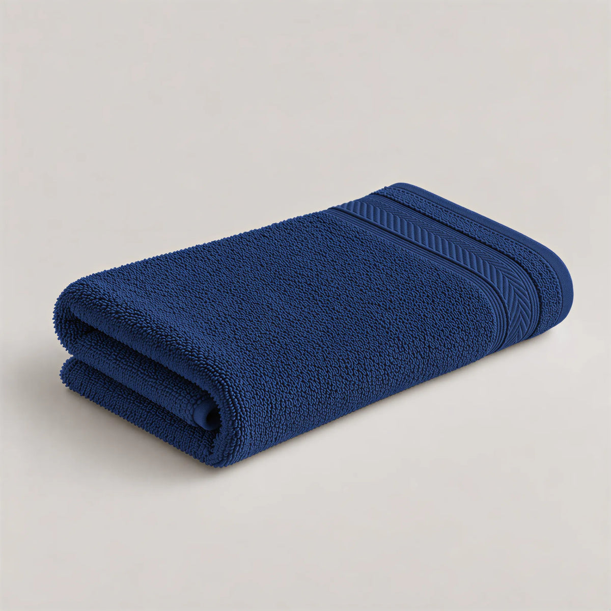 Handtuch Navy aus Walkfrottee, 50 x 100 cm, gefaltet auf hellgrauem Hintergrund