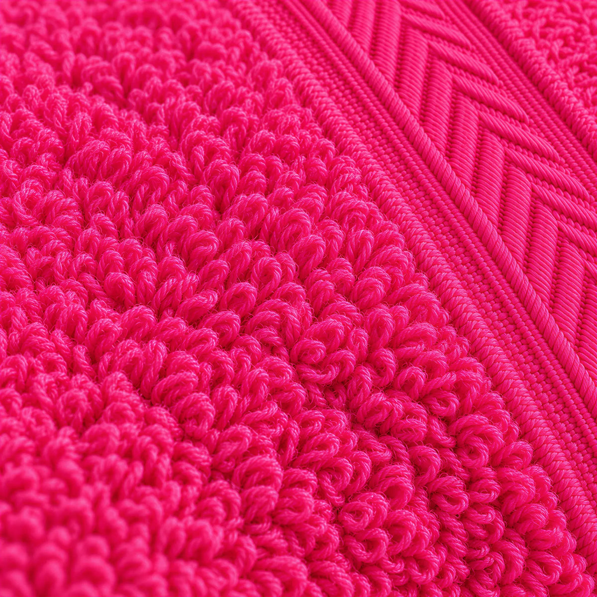 Nahaufnahme der weichen Frottee-Schlingen und der Bordüre – Handtuch Pink