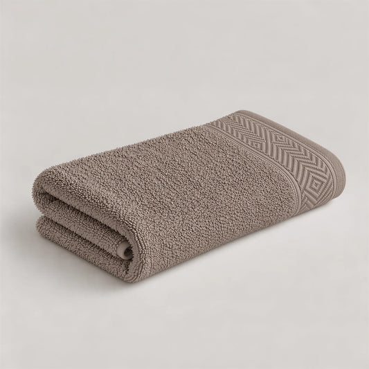 Handtuch taupe aus Walkfrottee, 50 x 100 cm, gefaltet auf hellgrauem Hintergrund