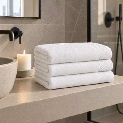 Handtuch weiß im hellen Badezimmer