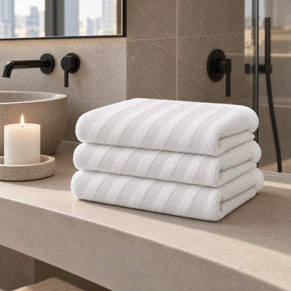 Handtuch weiß aus Zwirnfrottee im hellen Badezimmer
