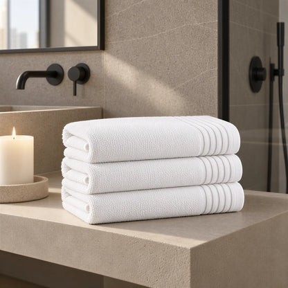 Handtuch weiß aus Zwirnfrottee im hellen Badezimmer