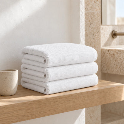 Handtuch weiß aus Zwirnfrottee im hellen Badezimmer