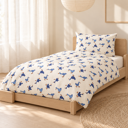 Kinderbettwäsche Enten creme – gemachtes Kinderbett im hellen Kinderzimmer