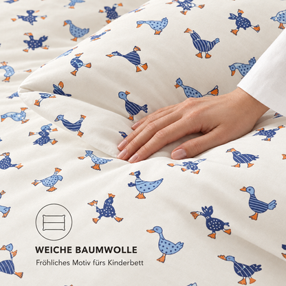 Kinderbettwäsche Enten creme – Hand auf dem Bettbezug zeigt Baumwolle und Motiv