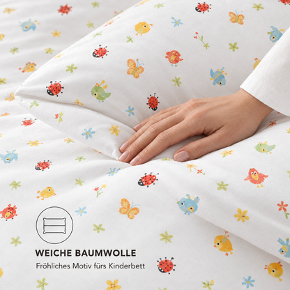 Kinderbettwäsche Wiesentiere bunt – Hand auf dem Bettbezug zeigt Baumwolle und Motiv