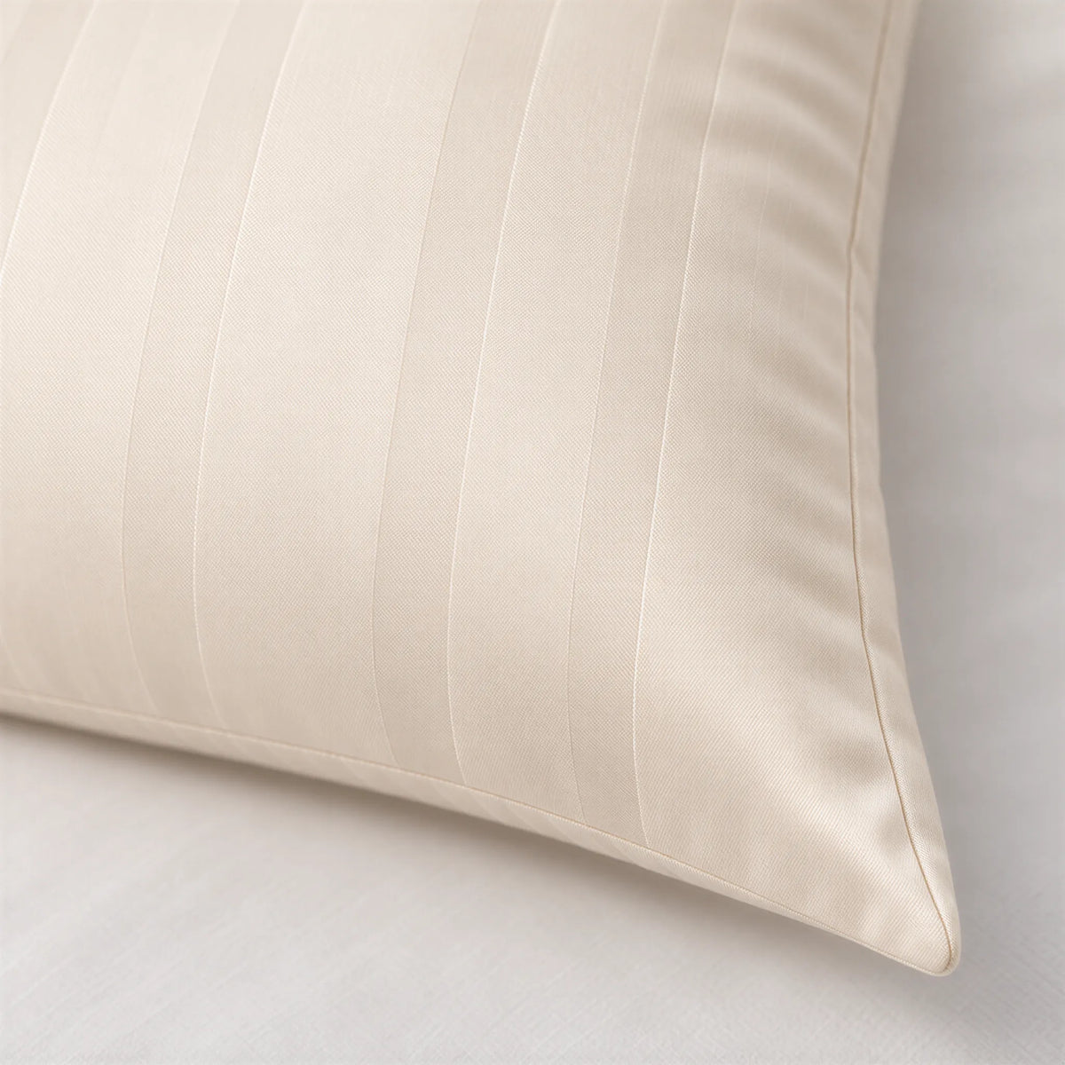 Kissenbezug Mako-Satin champagner-beige mit Feinstreifen – Detail von Stoff und Verarbeitung