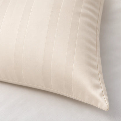 Kissenbezug Mako-Satin champagner-beige mit Feinstreifen – Detail von Stoff und Verarbeitung